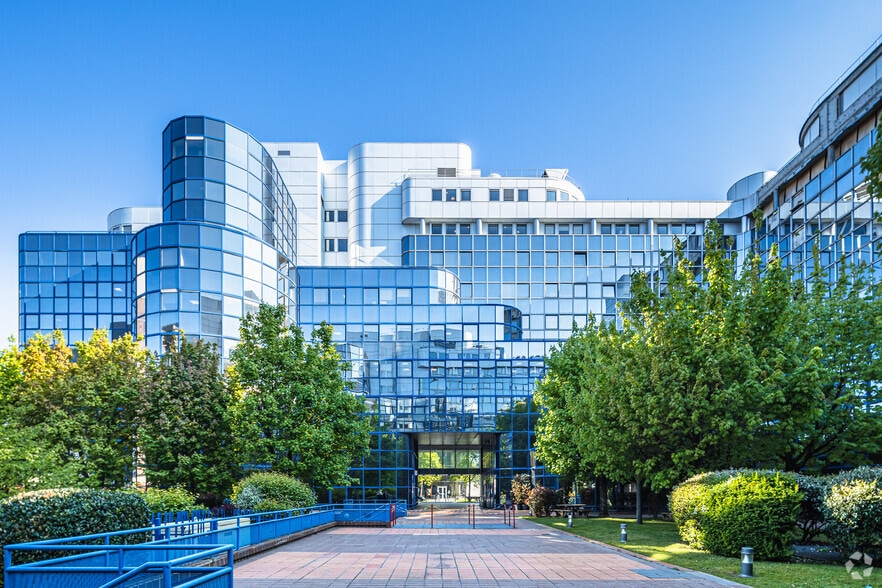 3 Allée de la closerie, Noisy-le-Grand to rent - Building Photo - Image 2 of 9