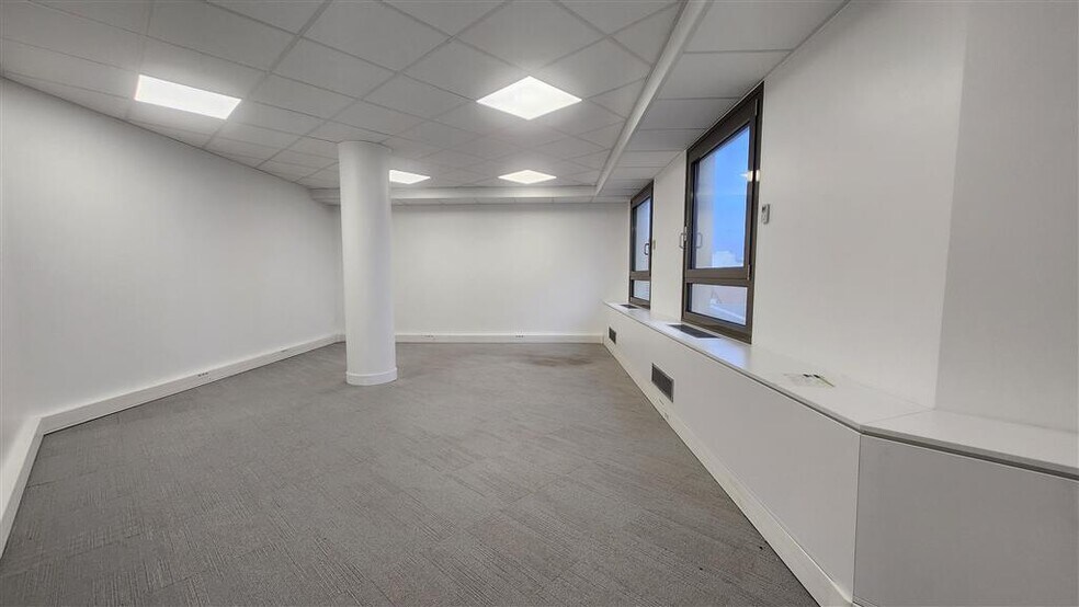 Office in La Garenne-Colombes to rent - Interior Photo - Image 2 of 5