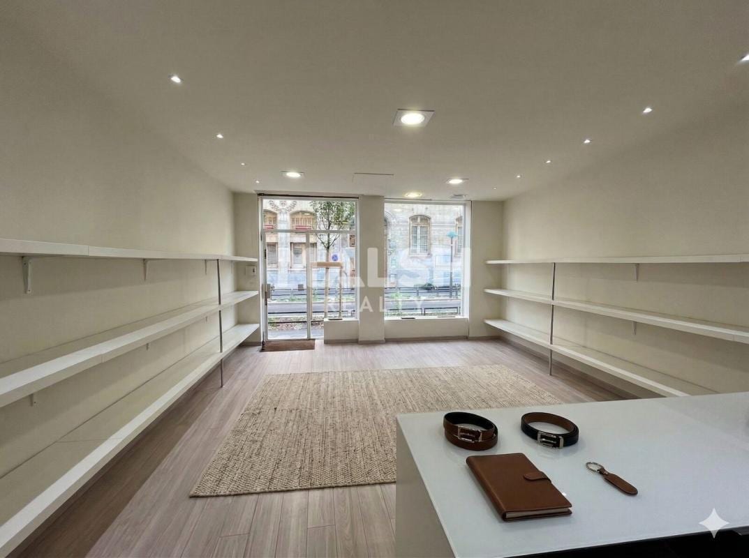 Retail in Lyon to rent Interior Photo- Image 1 of 6