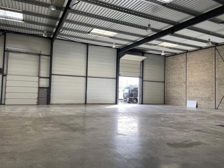 Light Industrial in Saint-Denis to rent - Building Photo - Image 3 of 4