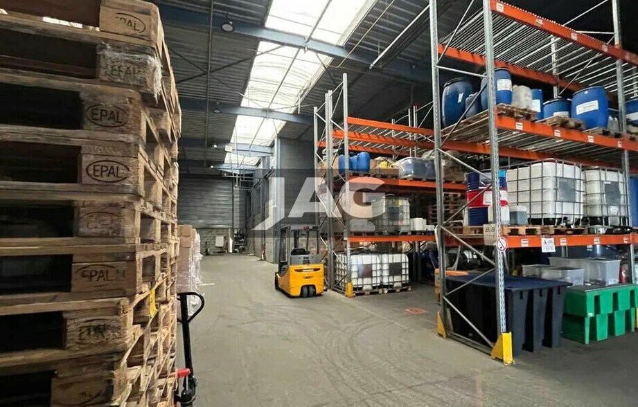 Light Industrial in Genas to rent - Interior Photo - Image 3 of 6