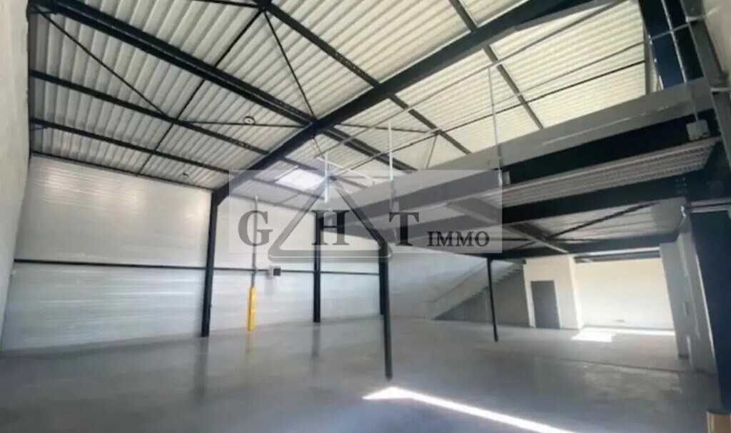 Location Entrepôt 560 m² - Photo 1