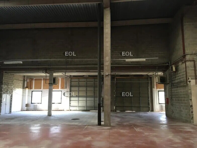 Light Industrial in Lisses to rent - Interior Photo - Image 2 of 3