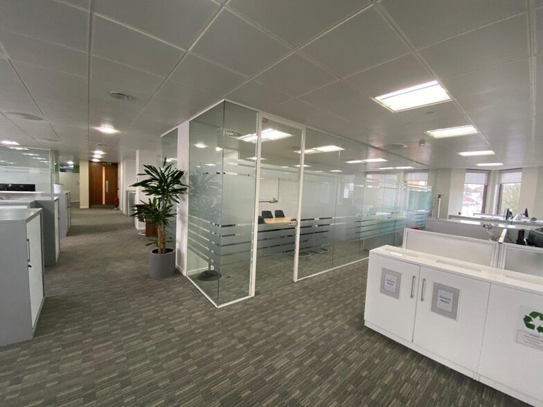 St. Marks Hl, Surbiton to rent - Interior Photo - Image 2 of 8