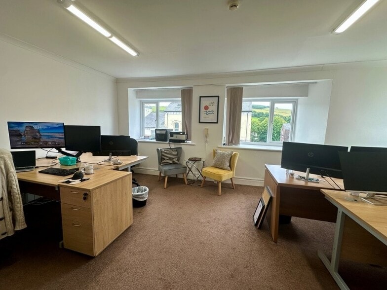 14-16 Peel Rd, Douglas to rent - Interior Photo - Image 2 of 3