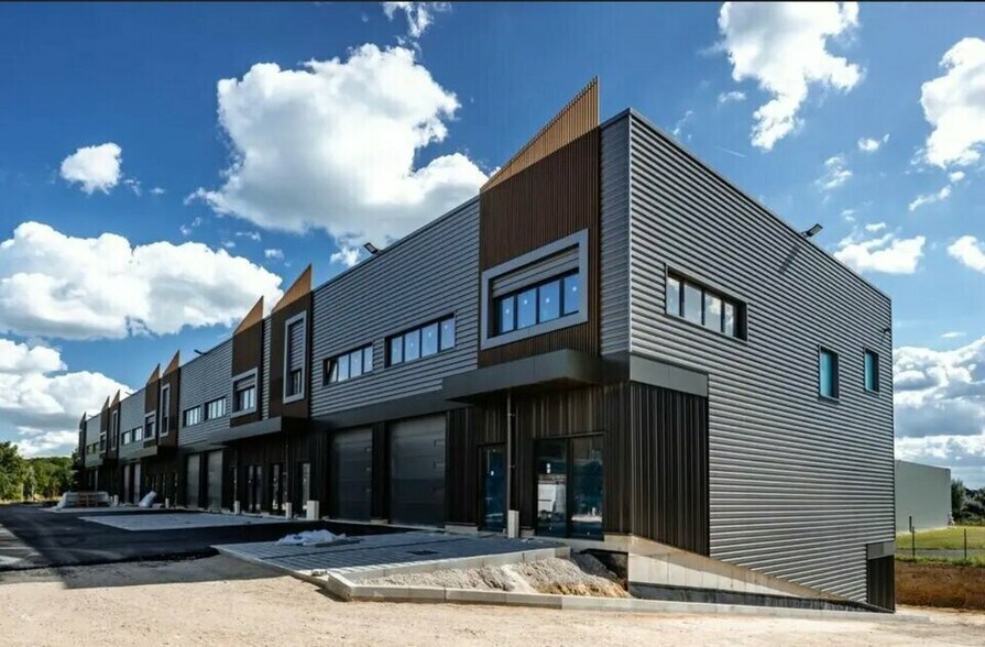 Light Industrial in Courtry for sale - Building Photo - Image 1 of 4