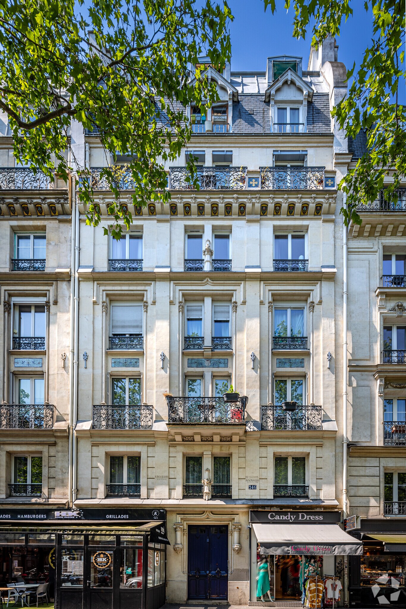 Retail in Paris to rent Primary Photo- Image 1 of 2