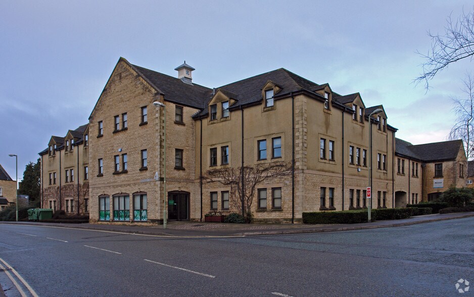 4 Witan Way, Witney for sale - Primary Photo - Image 1 of 1