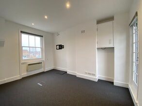 43 Portland Pl, London to rent Interior Photo- Image 1 of 3