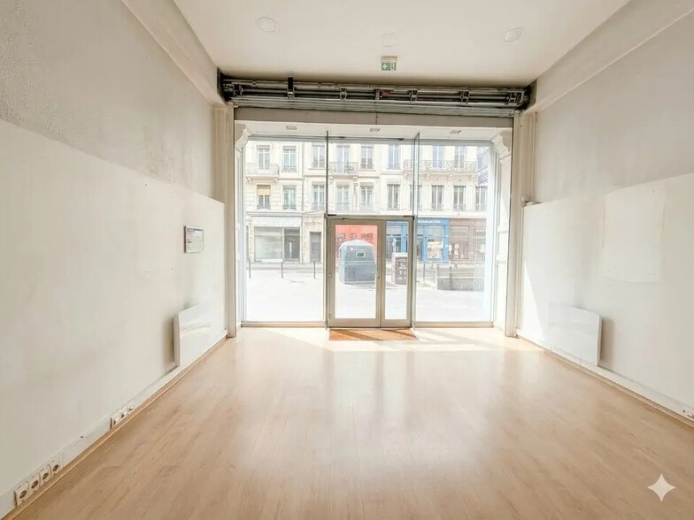 Retail in Lyon to rent - Interior Photo - Image 2 of 7