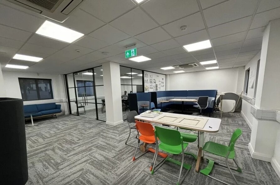 Cardiff Rd, Pontypridd for sale - Interior Photo - Image 2 of 4