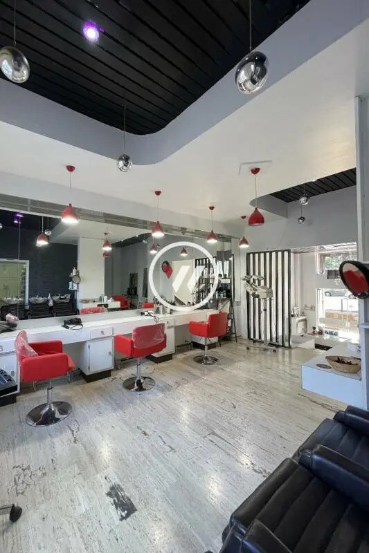 Retail in Marseille for sale Interior Photo- Image 1 of 6