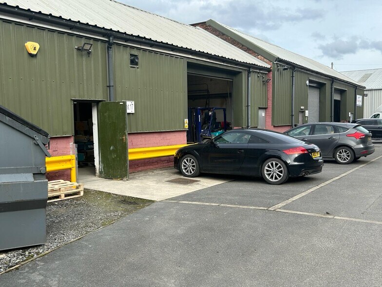 Huddersfield Rd, Mirfield for sale - Primary Photo - Image 1 of 2