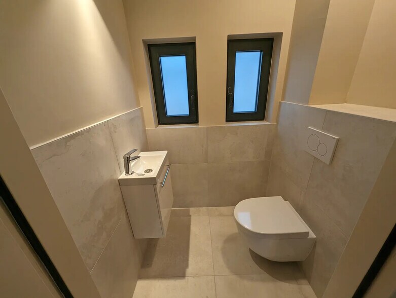 Light Industrial in Pessac to rent - Interior Photo - Image 3 of 5