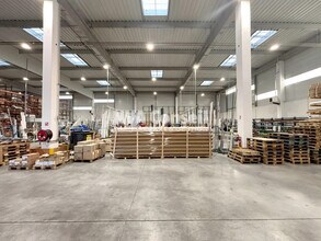 Light Industrial in Neuville-sur-Oise to rent Interior Photo- Image 2 of 14