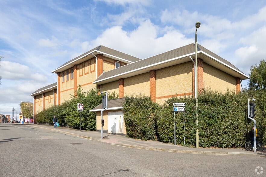 Dukes Walk, Waterlooville to rent - Building Photo - Image 2 of 4