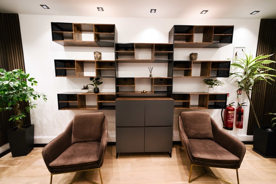 39 Fitzroy Sq, London to rent - Interior Photo - Image 3 of 10