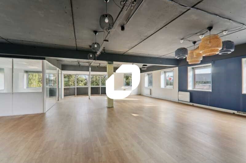 Office in Nanterre to rent - Building Photo - Image 2 of 12