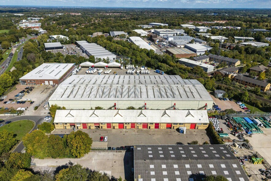 Rutherford Rd, Basingstoke to rent - Aerial - Image 3 of 5