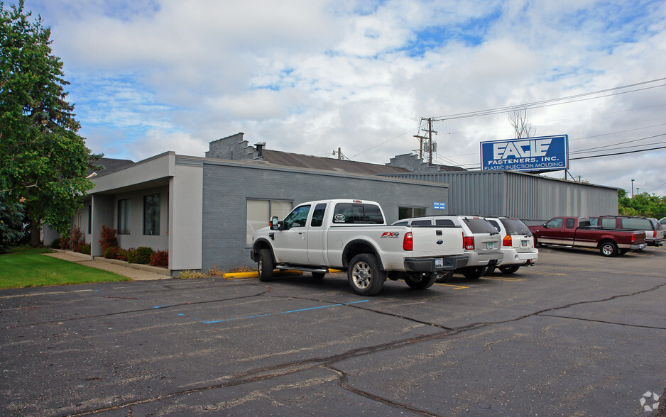 2431 Pontiac Rd, Auburn Hills, MI for sale - Primary Photo - Image 1 of 4