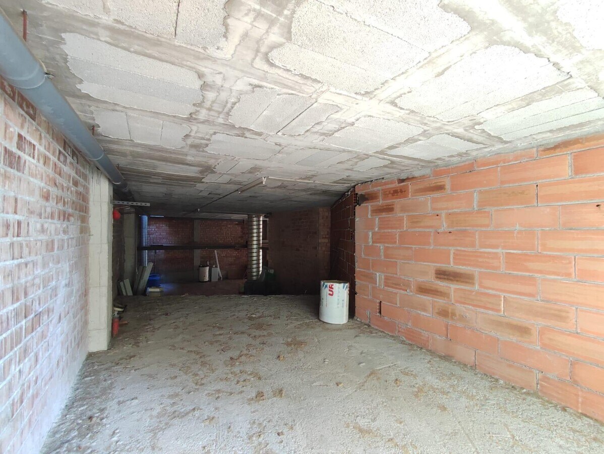 Manresa, BAR 08243 - Unit - - - Interior Photo - Image 2 of 6