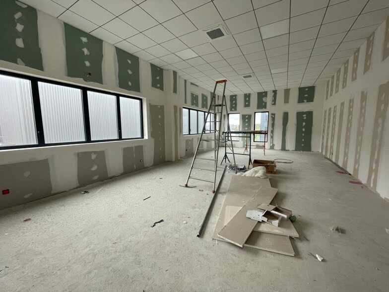 Light Industrial in Tigery to rent - Interior Photo - Image 2 of 18
