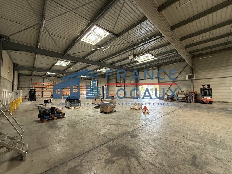 Industrial in Stains to rent - Building Photo - Image 3 of 12
