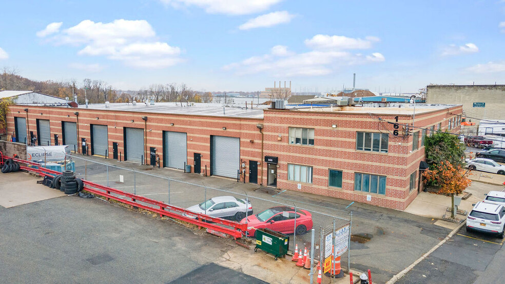 166 Industrial Loop, Staten Island, NY for rent - Building Photo - Image 1 of 10