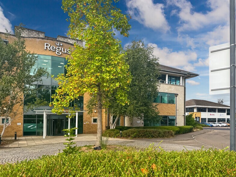 Lyon Way, Frimley to rent - Interior Photo - Image 1 of 10