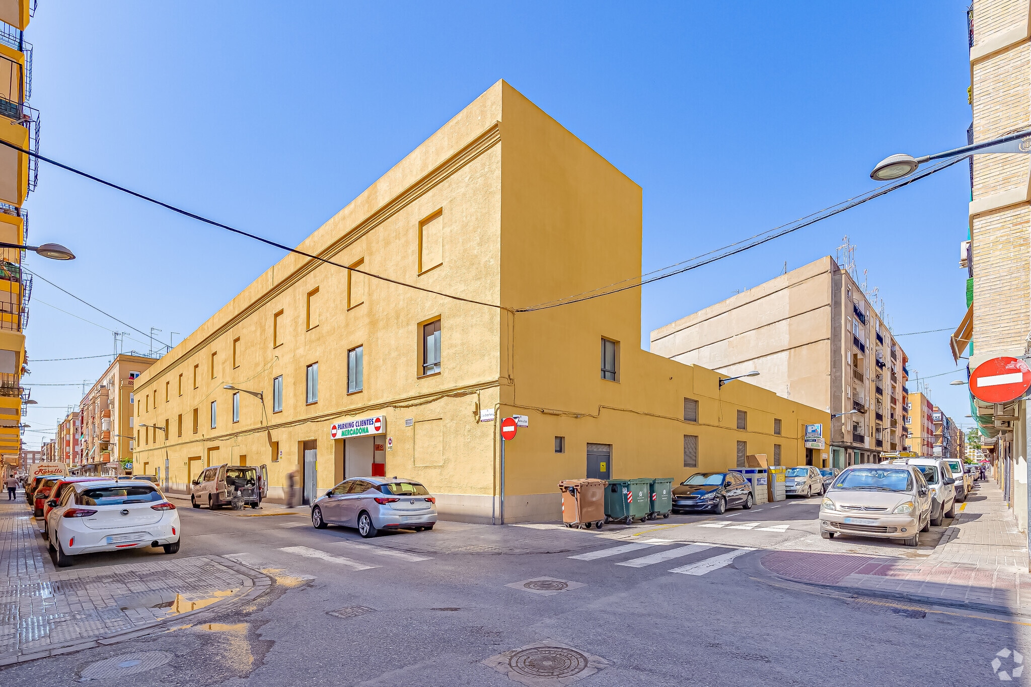 Retail in Xirivella, Valencia to rent Primary Photo- Image 1 of 3