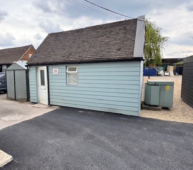 Charlwood Rd, Crawley to rent - Primary Photo - Image 1 of 1