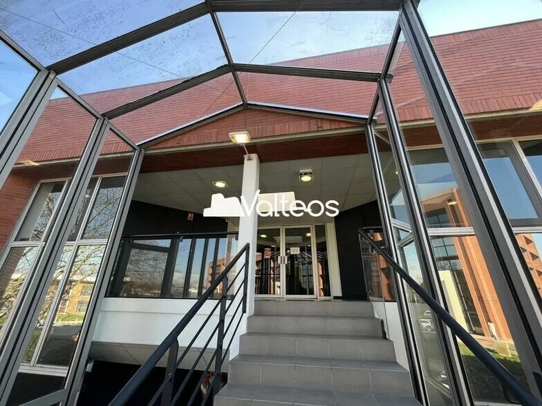 221 Rue Carmin, Labège to rent - Lobby - Image 2 of 4