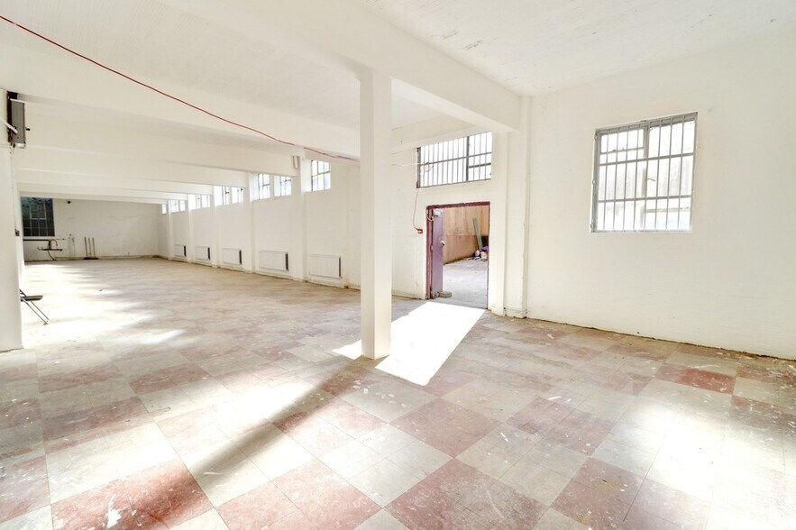 7 Cross Ln, London to rent - Interior Photo - Image 3 of 6