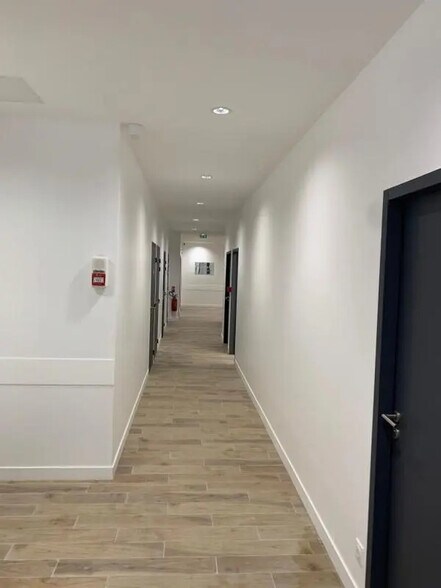 Office in Colombes to rent - Interior Photo - Image 2 of 7