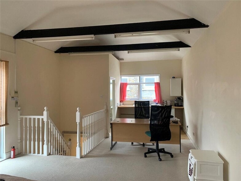Downahill Rd, London to rent - Interior Photo - Image 2 of 5