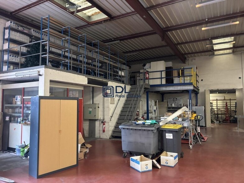 Industrial in Draveil to rent - Interior Photo - Image 1 of 6
