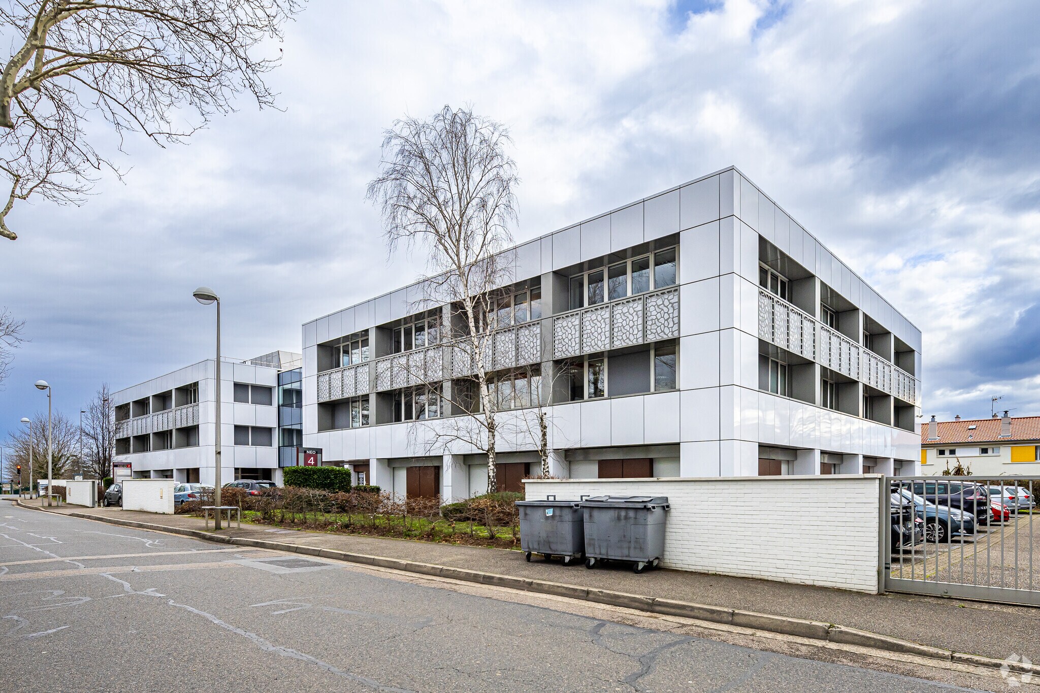Office in Bron to rent Primary Photo- Image 1 of 3
