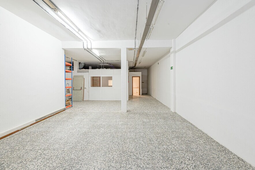 Retail in Madrid, Madrid to rent - Building Photo - Image 2 of 11