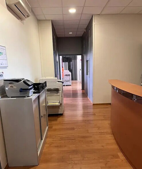 Office in Saint-Ouen-sur-Seine to rent - Building Photo - Image 2 of 7