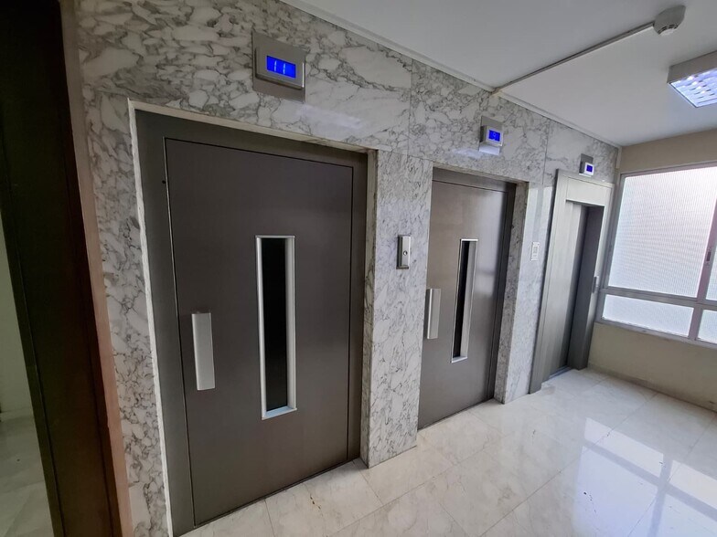 Office in València, Valencia to rent - Lobby - Image 3 of 21