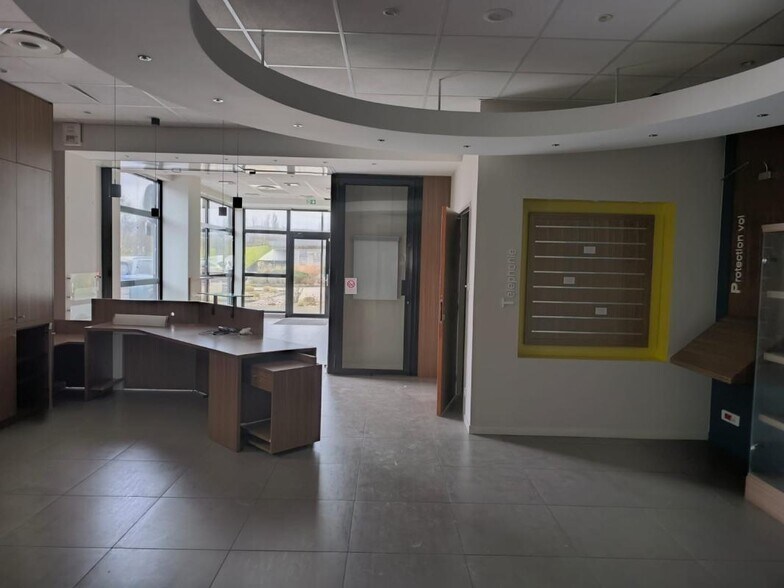 Retail in L'ISLE-D'ABEAU to rent - Interior Photo - Image 2 of 3
