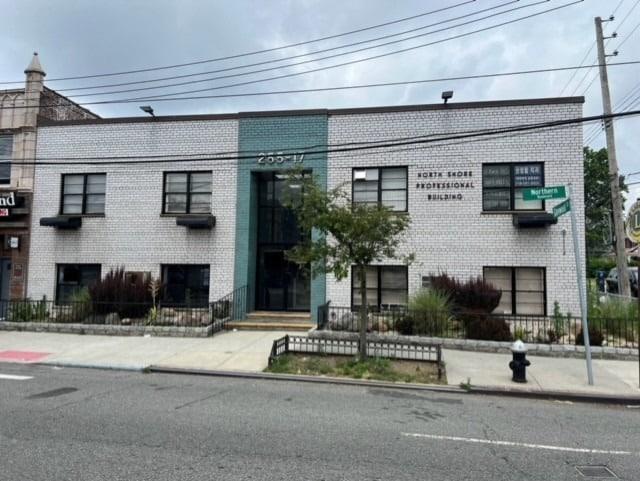 255-17 Northern Blvd, Little Neck, NY for rent - Primary Photo - Image 1 of 8