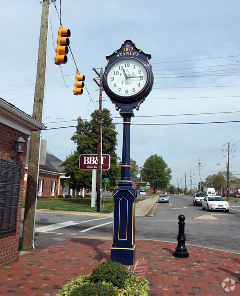 100-118 S Main St, Stanley, NC for rent - Building Photo - Image 3 of 7