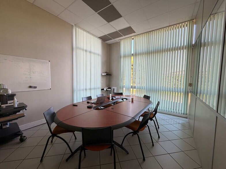 Light Industrial in Décines-Charpieu for sale - Building Photo - Image 3 of 12