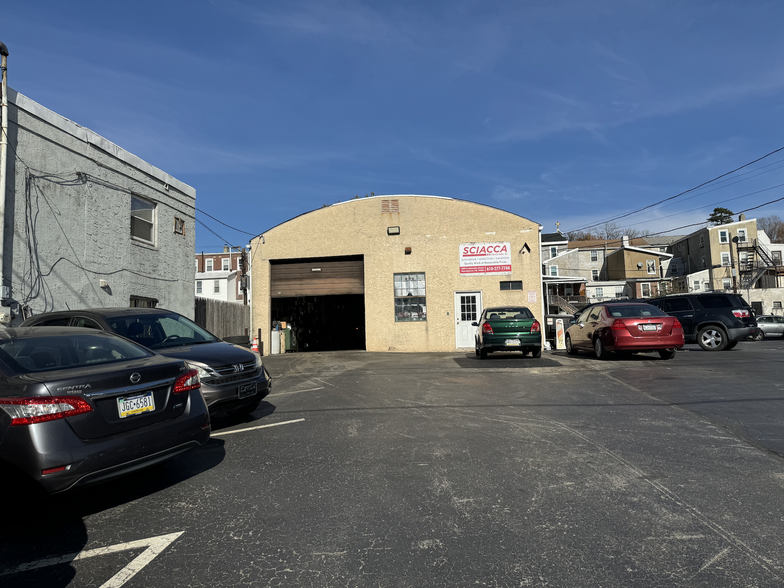 409 E Lafayette St, Norristown, PA for sale - Building Photo - Image 2 of 9