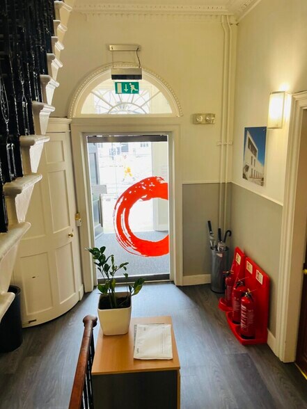 8 Melville St, Edinburgh to rent - Interior Photo - Image 2 of 2