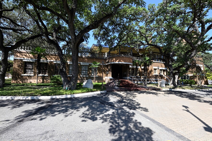 8118 Datapoint Dr, San Antonio, TX for rent - Building Photo - Image 1 of 7