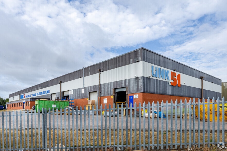 Mill St, Brierley Hill to rent - Building Photo - Image 2 of 4