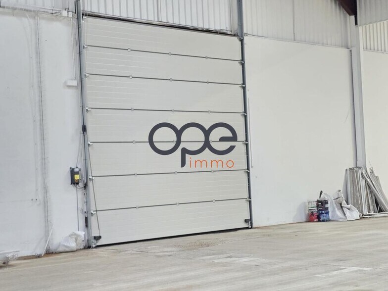 Industrial in Le Mesnil-Amelot to rent - Interior Photo - Image 3 of 8
