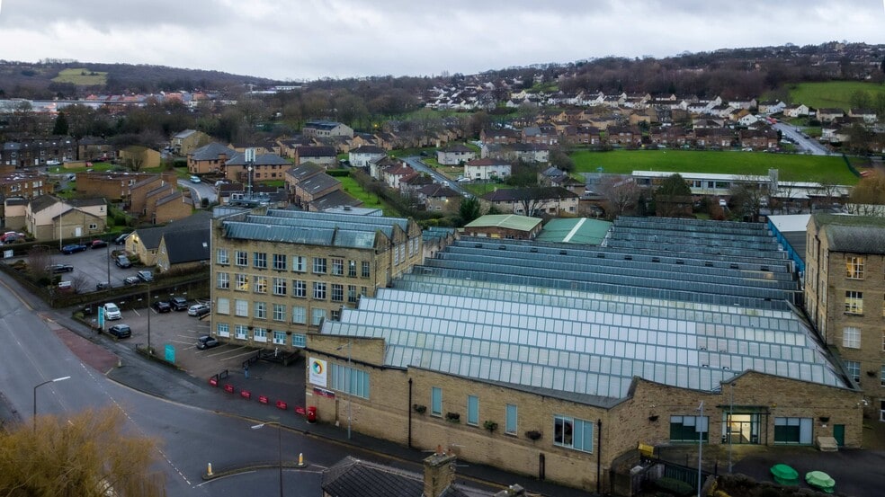 Albion Rd, Bradford for rent - Primary Photo - Image 1 of 100